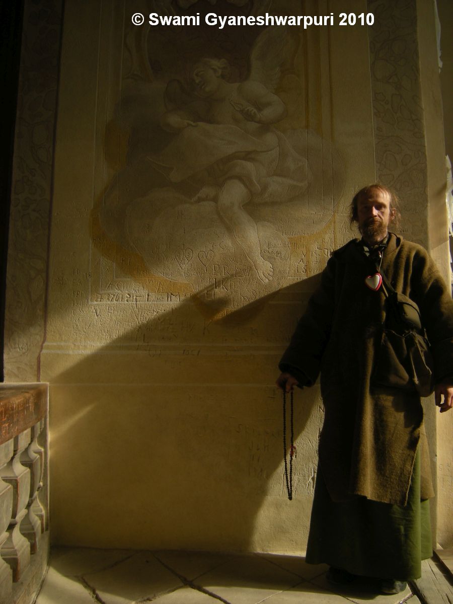 Gyaneshwarpuri: průzkum vyrytých grafiti na kůru u varhan chrám Panny Marie ve Křtinách (2010).